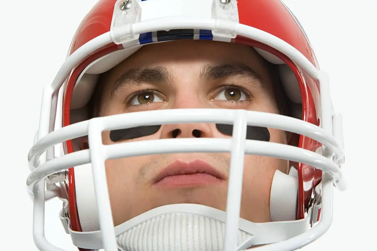 Young American football player wearing the best youth football helmet