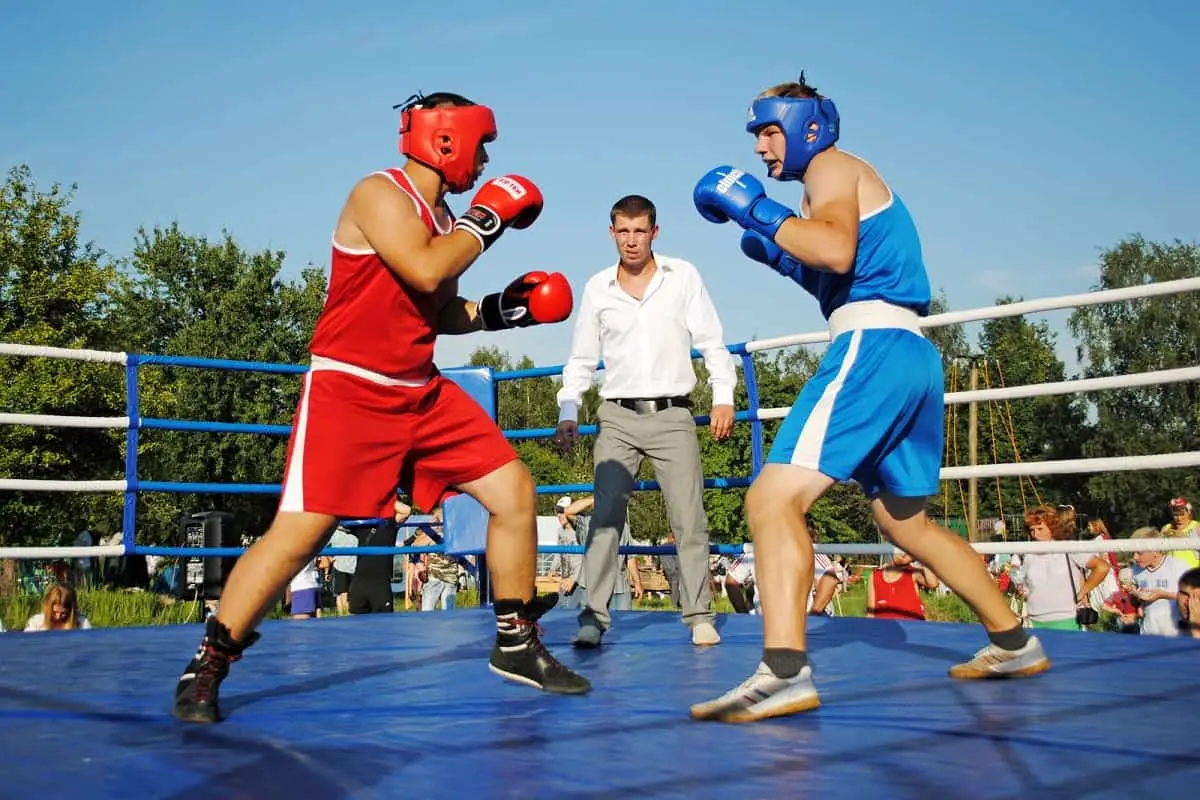 Does boxing headgear prevent concussions? This boxing match has 2 boxers wearing protective headgear.