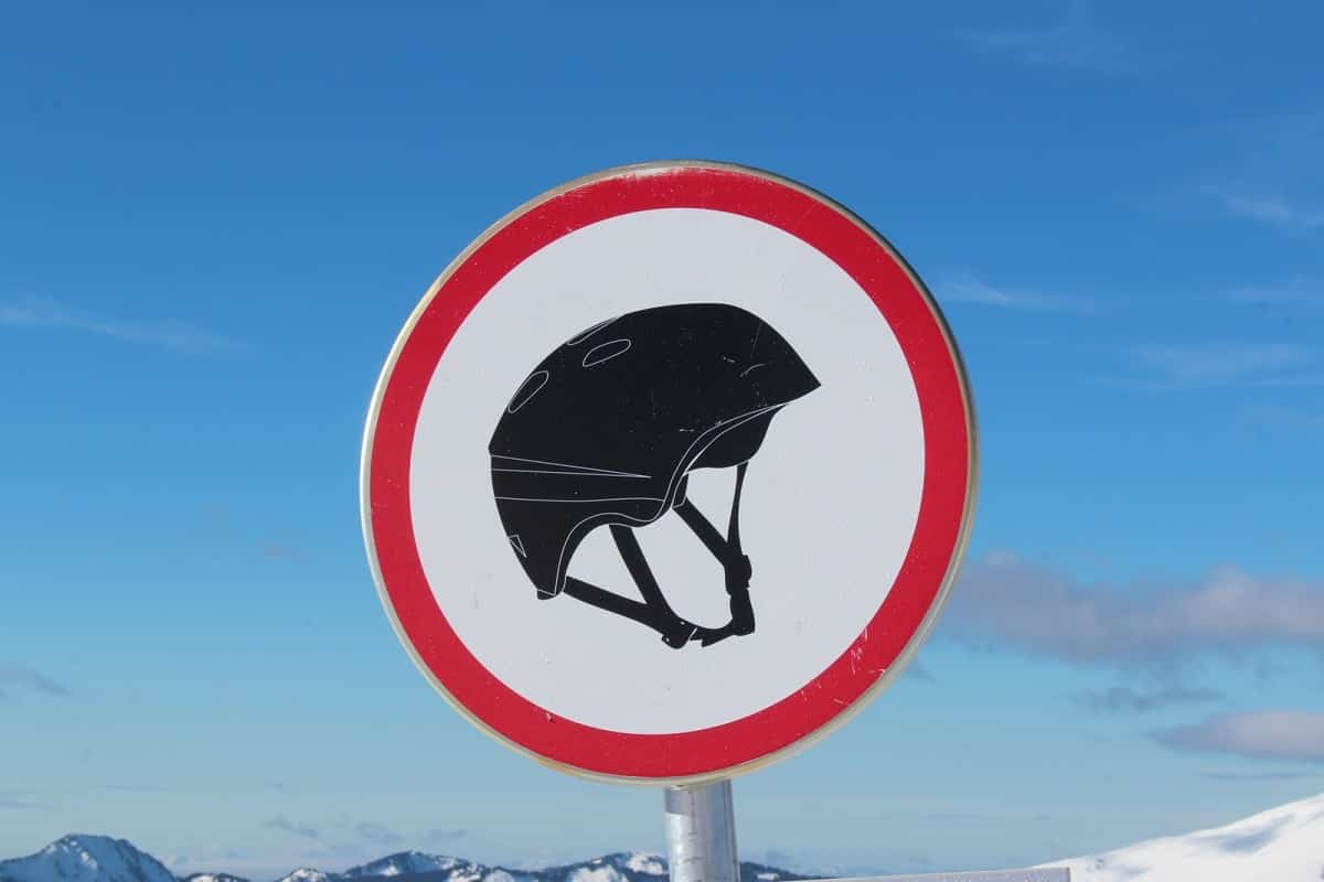 road sign with image of ski helmet